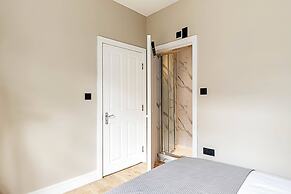 Luxurious 3 Bed Flat With Patio and Garden