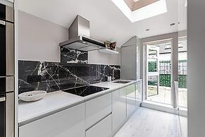 Luxurious 3 Bed Flat With Patio and Garden