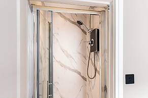 Luxurious 3 Bed Flat With Patio and Garden