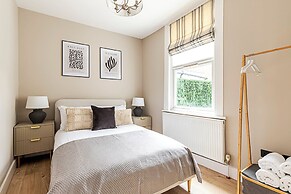 Luxurious 3 Bed Flat With Patio and Garden