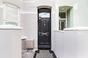 Luxurious 3 Bed Flat With Patio and Garden