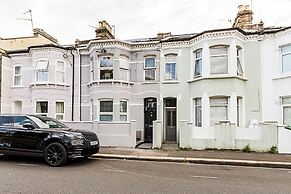 Luxurious 3 Bed Flat With Patio and Garden