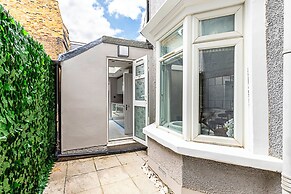 Luxurious 3 Bed Flat With Patio and Garden