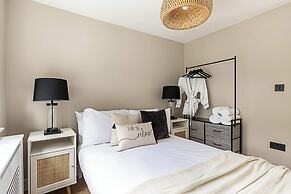 Luxurious 3 Bed Flat With Patio and Garden