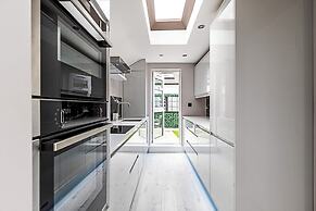 Luxurious 3 Bed Flat With Patio and Garden