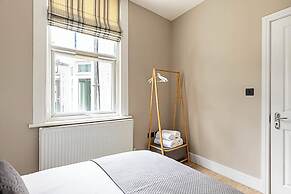 Luxurious 3 Bed Flat With Patio and Garden