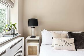 Luxurious 3 Bed Flat With Patio and Garden