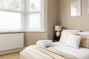 Luxurious 3 Bed Flat With Patio and Garden