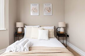 Luxurious 3 Bed Flat With Patio and Garden