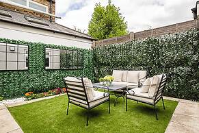 Luxurious 3 Bed Flat With Patio and Garden