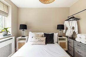 Luxurious 3 Bed Flat With Patio and Garden