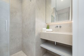 Cozy City Apartment by Renters Prestige