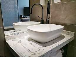 Puyue Hotel - Shenzhen East Railway Station Buji Metro Station