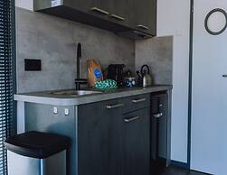 Modern Houseboat With air Conditioning Located in Marina