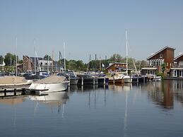 Modern Houseboat With air Conditioning Located in Marina