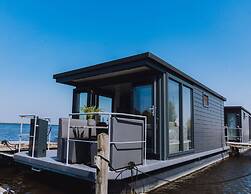 Modern Houseboat With air Conditioning Located in Marina
