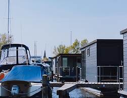 Modern Houseboat With air Conditioning Located in Marina
