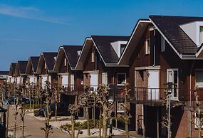 Modern Houseboat With air Conditioning Located in Marina