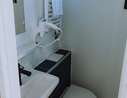 Modern Houseboat With air Conditioning Located in Marina