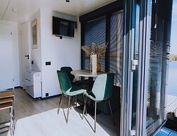 Modern Houseboat With air Conditioning Located in Marina