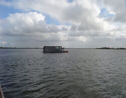Modern Houseboat With air Conditioning Located in Marina