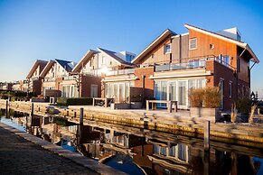 Modern Houseboat With air Conditioning Located in Marina