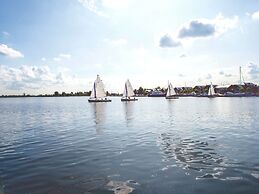 Modern Houseboat With air Conditioning Located in Marina