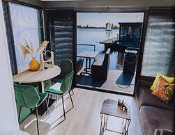 Modern Houseboat With air Conditioning Located in Marina