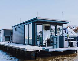Modern Houseboat With air Conditioning Located in Marina