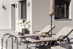 Villa Etoile - With Private Pool and Sauna