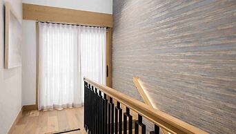 Vail Village Luxury 4 Bedroom, Steps to Slopes!