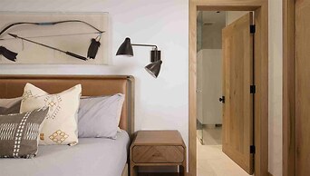 Vail Village Luxury 4 Bedroom, Steps to Slopes!