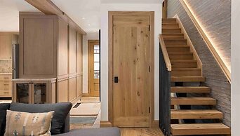 Vail Village Luxury 4 Bedroom, Steps to Slopes!