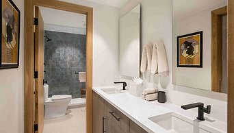 Vail Village Luxury 4 Bedroom, Steps to Slopes!