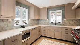 Vail Village Luxury 4 Bedroom, Steps to Slopes!