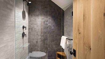 Vail Village Luxury 4 Bedroom, Steps to Slopes!