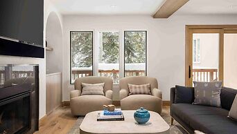 Vail Village Luxury 4 Bedroom, Steps to Slopes!