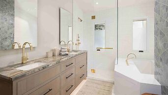 Vail Village Luxury 4 Bedroom, Steps to Slopes!