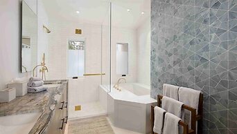 Vail Village Luxury 4 Bedroom, Steps to Slopes!