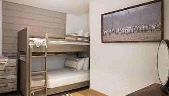 Vail Village Luxury 4 Bedroom, Steps to Slopes!