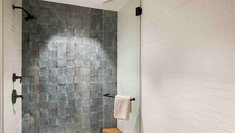 Vail Village Luxury 4 Bedroom, Steps to Slopes!