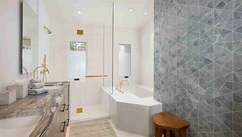 Vail Village Luxury 4 Bedroom, Steps to Slopes!