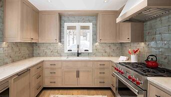 Vail Village Luxury 4 Bedroom, Steps to Slopes!