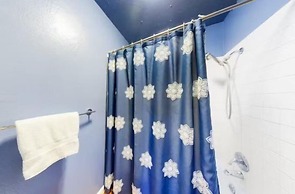 North Vail 2 Bedroom Condo Along Shuttle Route to Slopes!