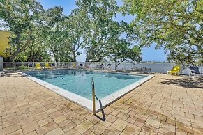 Pool & Beach Access: Lovely Mary Esther Condo!