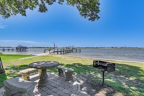 Pool & Beach Access: Lovely Mary Esther Condo!