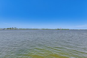 Pool & Beach Access: Lovely Mary Esther Condo!