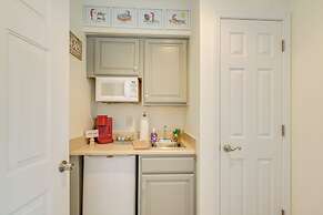 Calabash Condo w/ Balcony in Gated Golf Community!