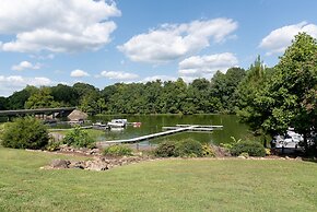 Boardwalk Hotel on Lake Anna by Kasa