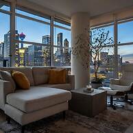 DT Upscale Corner Unit Tower Views Free Parking